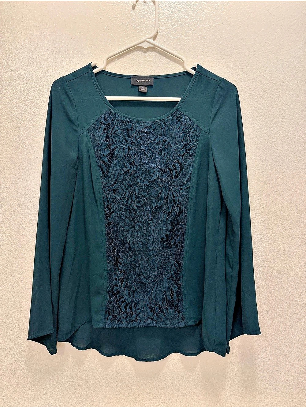 AB Studio Lace Front Blouse in Green Size Small Like New